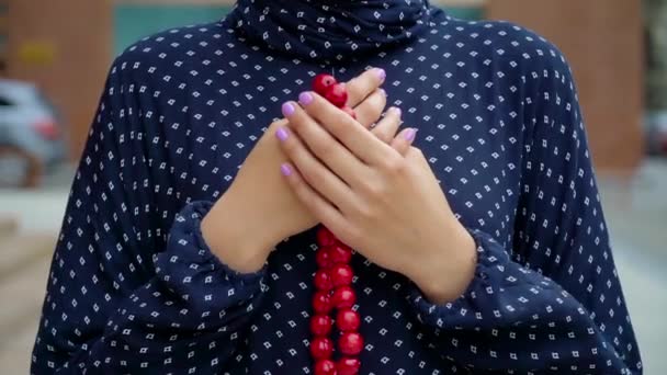 Mujer musulmana rezando con cuentas islámicas en la mano, meditación religiosa, adoración — Vídeos de Stock