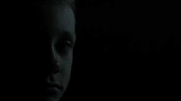 Anak menonton TV dalam gelap — Stok Video