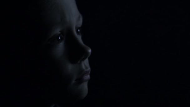 Kid watching TV in the dark — Stock Video