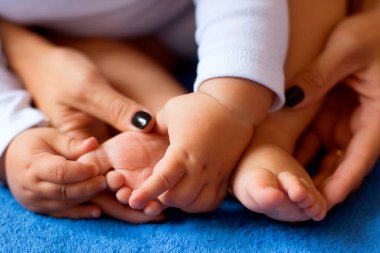 Eller bir anne çocuk ayak üzerinde bir kalp şeklinde