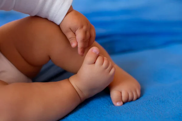 Dětské Nohy Detail Modrý Závoj Stock Snímky