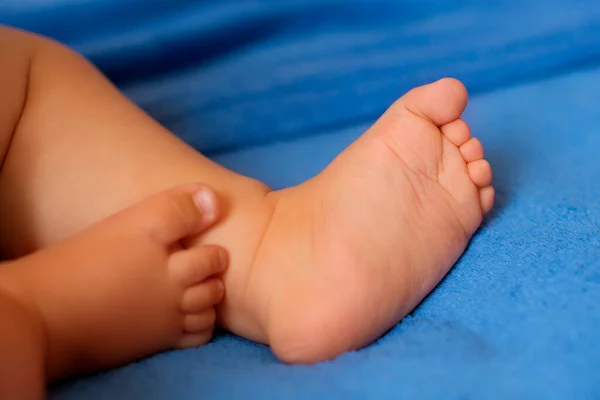 Dětské Nohy Detail Modrý Závoj Royalty Free Stock Fotografie