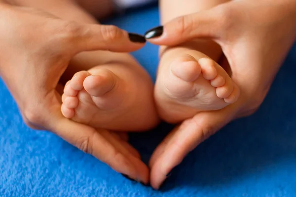 Tangan Ibu Dalam Bentuk Hati Pada Kaki Anak Anak Stok Foto