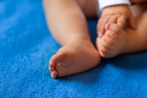 Dětské Nohy Detail Modrý Závoj Stock Obrázky