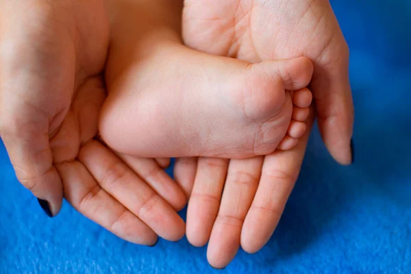Tangan Ibu Dalam Bentuk Hati Pada Kaki Anak Anak Stok Foto Bebas Royalti