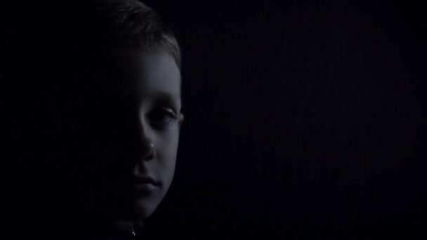 Niño viendo la televisión en la oscuridad — Vídeo de stock