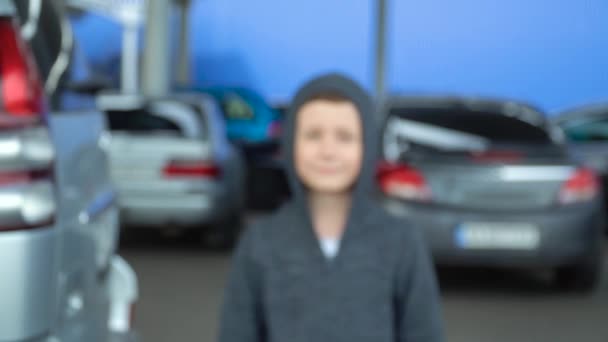 Rapaz portpait close-up perto do carro — Vídeo de Stock