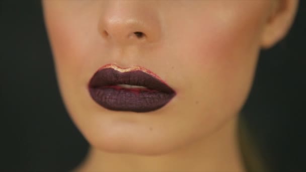 Womens lippen geschilderd met donkere lippenstift — Stockvideo