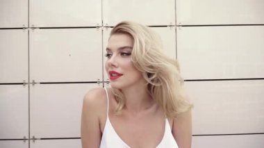 Sarışın ile büyük dolgun dudaklar ile güzel seksi gülümseyen mutlu kız portresi