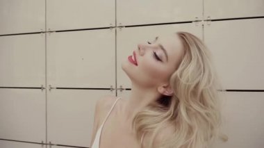 Sarışın ile büyük dolgun dudaklar ile güzel seksi gülümseyen mutlu kız portresi
