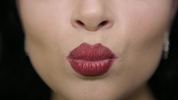 Дівчина робить повітряний поцілунок з її губами — стокове відео