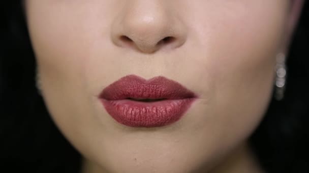 Дівчина з красивими губами говорить до камери — стокове відео