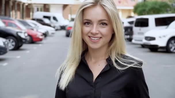 The camera monitors a young attractive girl. Womens walk — Stock Video