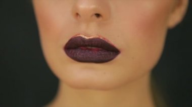 Karanlık rujla boyalı Bayan dudaklar