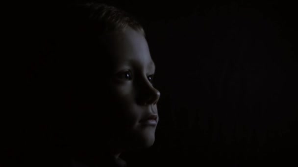 Küçük Çocuk Gece Televizyon Izliyor — Stok video