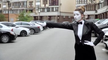 Pandomim farklı duyguları betimler. Pandomim portresi