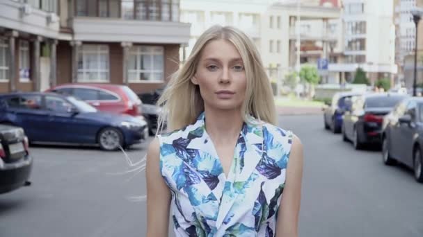 漂亮的女孩穿着夏装在停车场 完整的Hd视频 — 图库视频影像