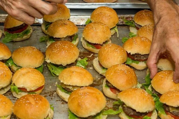Mini Burgerleri Hazırlıyorum Aperatif Tipi Hamburgerler — Stok fotoğraf