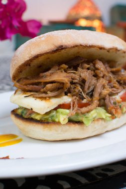 Fast food için sandviç. Çekilmiş domuz eti