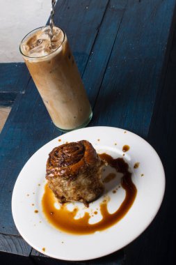 Golfiado, peynirli ve şekerli tatlı ekmek. Sütlü soğuk kahve. Lezzetli yemek konseptine yakından bak.