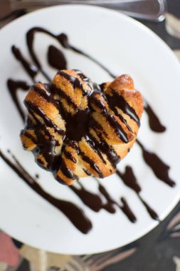 Kremalı ve fındıklı çikolatalı pasta