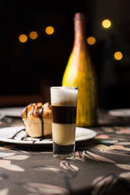 Masada bir bardak viski ve kahve, kafe arka planda..