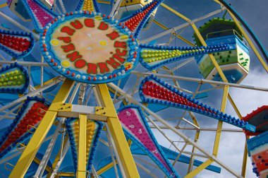 Tayland 'daki lunaparkta dönme dolap.
