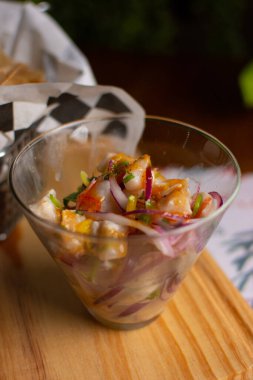 Ceviche. Peru yemeği. Çiğ balık. limonla kaplanmış