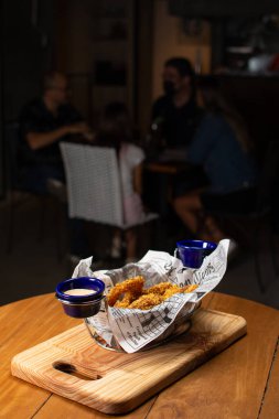 Soğan halkaları. Aperatif. Kızarmış yemek.