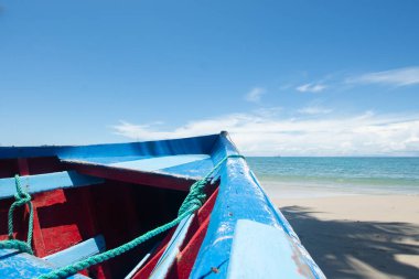 Deniz manzarası çok güzel. Kumda tekneler. Mavi deniz. Karayip plajı. Güneşli bir gün. Tatillerde. Mavi deniz