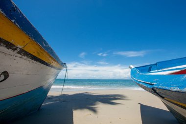Sahilin güzel manzarası. Kumda tekneler. Mavi deniz. Karayip plajı. Güneşli bir gün. Tatillerde. Mavi deniz
