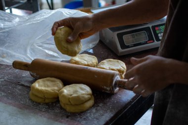 Papatya ve şekerli pasta hazırlıyorum. Diz çökmek, hamuru yaymak. Şekerleme hazırlığı. Hamur işi ve hamur işi.