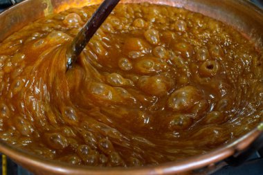 Papatya ve şekerli pasta hazırlıyorum. Diz çökmek, hamuru yaymak. Şekerleme hazırlığı. Hamur işi ve hamur işi.