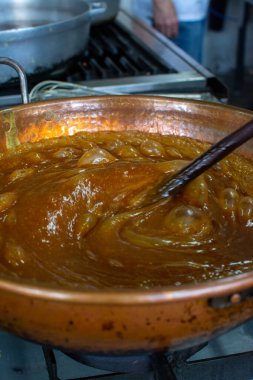 Papatya ve şekerli pasta hazırlıyorum. Diz çökmek, hamuru yaymak. Şekerleme hazırlığı. Hamur işi ve hamur işi.