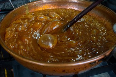 Papatya ve şekerli pasta hazırlıyorum. Diz çökmek, hamuru yaymak. Şekerleme hazırlığı. Hamur işi ve hamur işi.