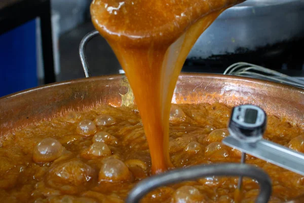 Papatya ve şekerli pasta hazırlıyorum. Diz çökmek, hamuru yaymak. Şekerleme hazırlığı. Hamur işi ve hamur işi.