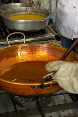 Papatya ve şekerli pasta hazırlıyorum. Diz çökmek, hamuru yaymak. Şekerleme hazırlığı. Hamur işi ve hamur işi.