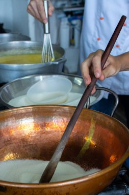 Papatya ve şekerli pasta hazırlıyorum. Diz çökmek, hamuru yaymak. Şekerleme hazırlığı. Hamur işi ve hamur işi.