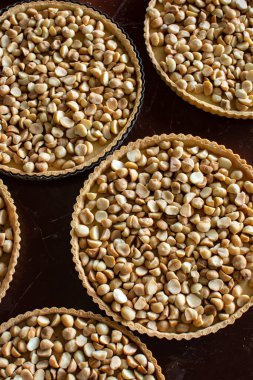 Papatya ve şekerli pasta hazırlıyorum. Diz çökmek, hamuru yaymak. Şekerleme hazırlığı. Hamur işi ve hamur işi.