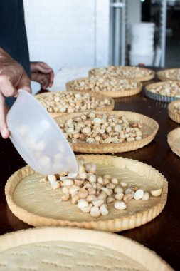 Papatya ve şekerli pasta hazırlıyorum. Diz çökmek, hamuru yaymak. Şekerleme hazırlığı. Hamur işi ve hamur işi.
