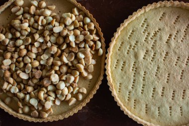 Papatya ve şekerli pasta hazırlıyorum. Diz çökmek, hamuru yaymak. Şekerleme hazırlığı. Hamur işi ve hamur işi.