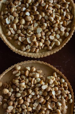 Papatya ve şekerli pasta hazırlıyorum. Diz çökmek, hamuru yaymak. Şekerleme hazırlığı. Hamur işi ve hamur işi.