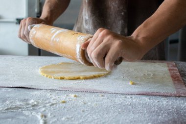 Papatya ve şekerli pasta hazırlıyorum. Diz çökmek, hamuru yaymak. Şekerleme hazırlığı. Hamur işi ve hamur işi.