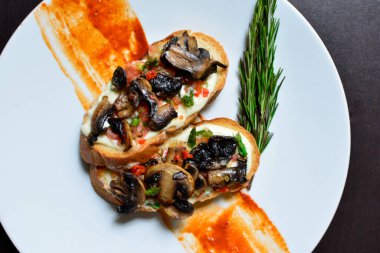 Mantarlar. Sigara, risotto, mantar kreması, salata. vejetaryen yemeği