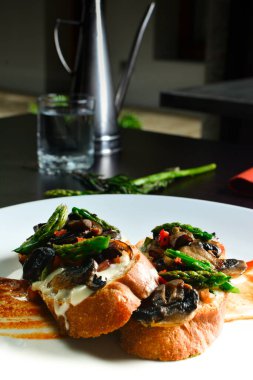 Mantarlar. Sigara, risotto, mantar kreması, salata. vejetaryen yemeği