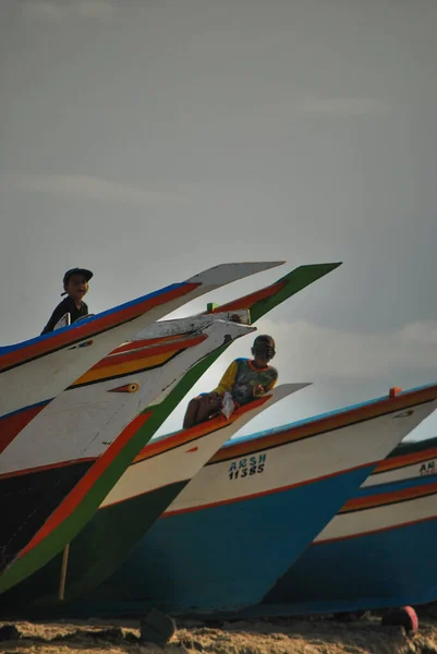 Anak Anak Bermain Perahu Nelayan — Stok Foto