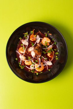 Deniz mahsulleri. Karides, karides ve ahtapotlu pancar jölesi. Tuzlu jöle. Lezzetli karidesli deniz ürünleri.