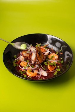 Deniz mahsulleri. Karides, karides ve ahtapotlu pancar jölesi. Tuzlu jöle. Lezzetli karidesli deniz ürünleri.