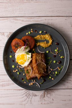 Domuz göbeği ve sahanda yumurta. Kızarmış ve kızarmış domuz eti. sulu protein