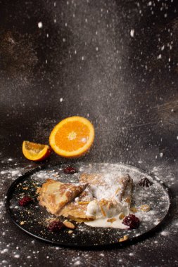 Portakallı ve vanilyalı krep. Gözleme, reçelli.